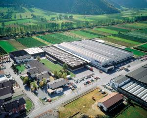 Italiassa, Laasin tehtaassa valmistetaan ja kootaan muoviosia